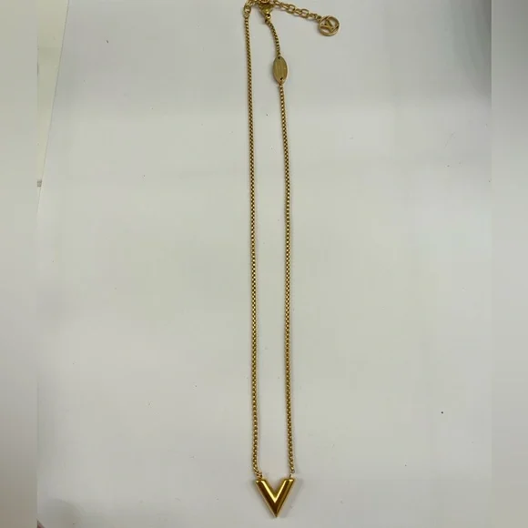 Louis Vuitton Essential V Necklace - Picture 3 of 9